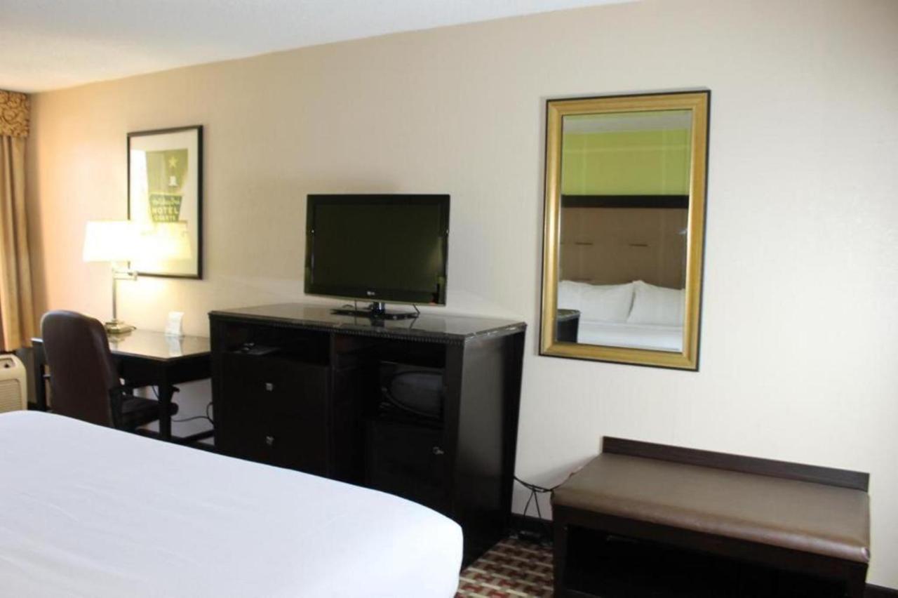 Ramada By Wyndham Gainesville Eksteriør billede