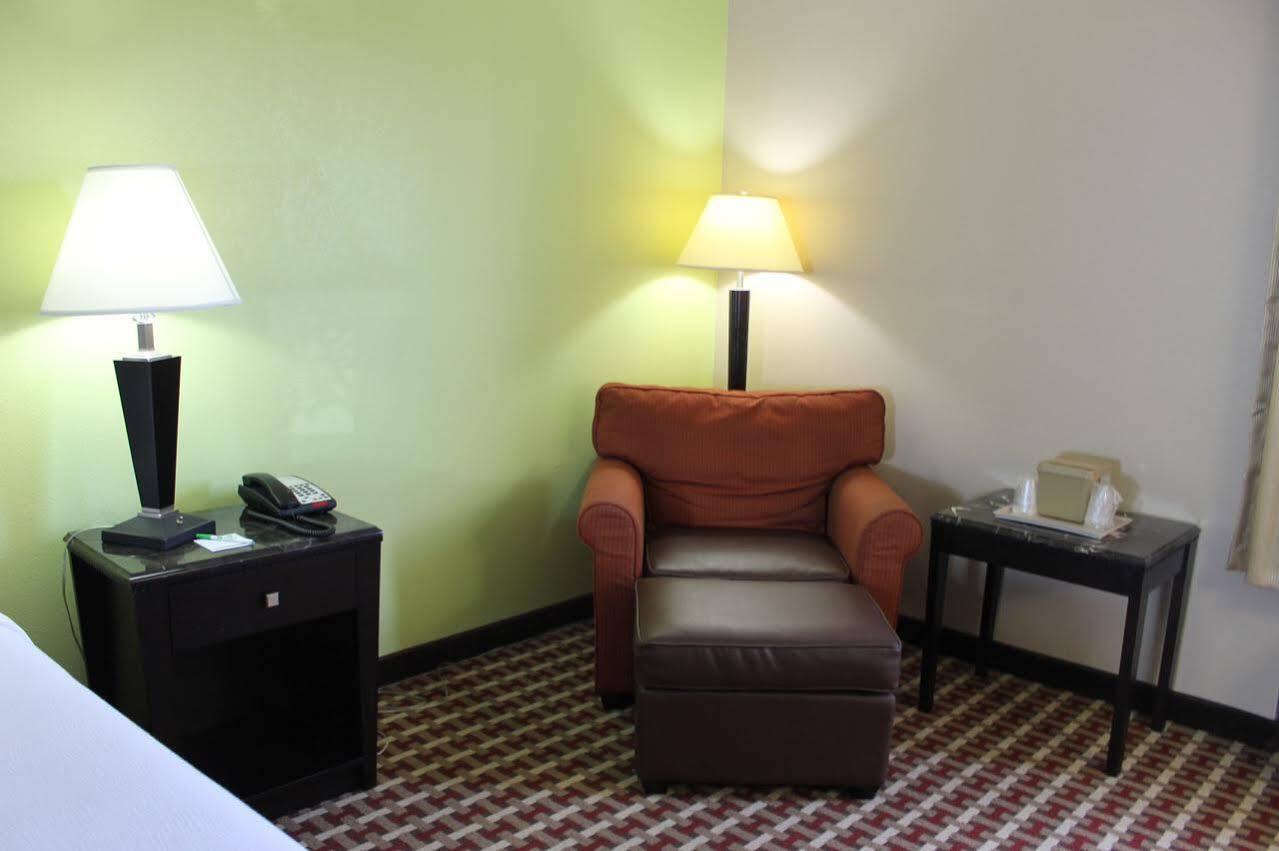 Ramada By Wyndham Gainesville Eksteriør billede